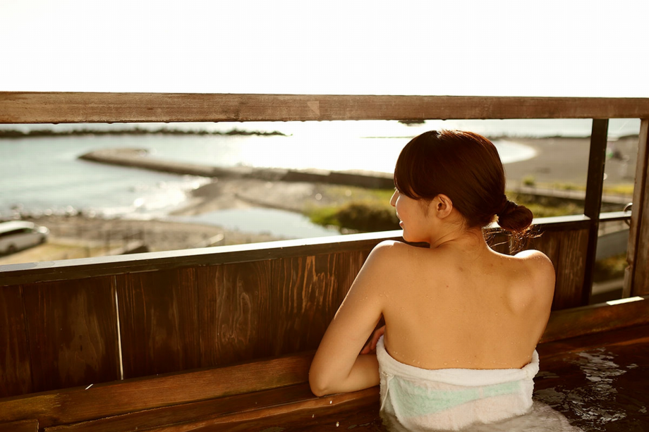 【一人旅応援】ちょっと贅沢♪ 露天風呂付き和室で“ゆったりのんびり”源泉掛け流しとあるじ栖会席を満喫