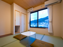 山景客室 [和室6畳]季節の移ろいと、街並みをご覧いただけます。