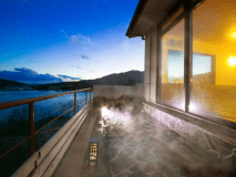 【大浴場-露天風呂-】朝、昼、夕と違った表情を見せる大平洋。あたたかな湯に包まれながら、ゆっくりと♪