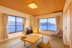 【角部屋-和室10畳】2方向の窓の向こうに広がる、壮大な大船渡湾、“癒しのひととき”をお過ごしください