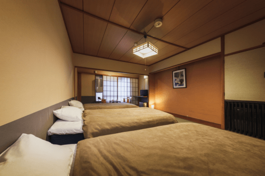 【Club Room】■Japanese-style room with 10-tatami-mat bed■Ensuite bath and toilet／Non-smoking