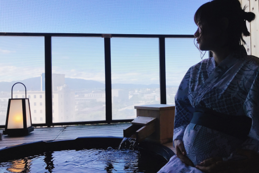 妊婦さんもまわりを気にせずゆったり温泉が楽しめる、当館の温泉露天付き客室。リラックスして、お腹の赤ちゃんとの対話をお楽しみください♪