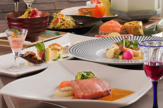 ご夕食は、1皿ずつお料理をご提供するコース料理のようなイメージ。和と洋を織り交ぜた内容で、メインは山形牛のステーキ！あなた好みの焼き加減に焼き上げます！