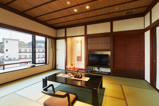 10畳の和室と和ベッドのツインルーム。
特徴的なビューバスは客室内外の景色を楽しむことができる特別なデザイン。