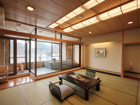The Heritage Washitsu 557　本館最上階にある、伝統的な和室に展望風呂が付いた特別客室です