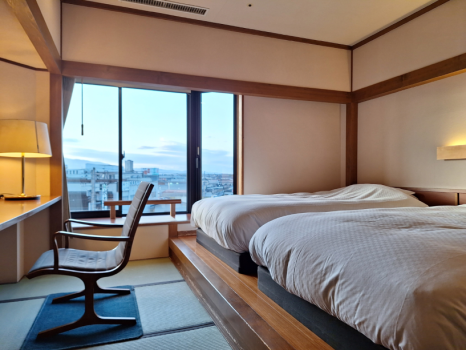 シーリー社製　幅1210mmｘ長さ2030mmｘ高さ370mmを備えた部屋はコンパクトでありながら機能的です。