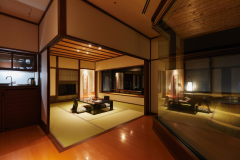 柔らかな天童温泉の源泉に身をゆだねながら、眼下に広がる天童の街並みと、遠くに広がる四季折々の美しい山々を独り占めできる至福の瞬間。