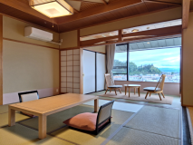日本の伝統・木のぬくもり・和と調和する天童木工の家具を体感することができる和室12.5畳+広縁。広縁に配置された天童木工のスポークチェアに座り、天童の街並みを眺めながらゆっくりとした時をお過ごしください。
※本館建物の奥に静かに佇む当客室は、個室夕食処や朝食バイキング会場の食事場所や温泉大浴場からは離れた場所にあります。 日本の伝統・木のぬくもり・和と調和する天童木工の家具を体感することができる和室12.5畳+広縁。広縁に配置された天童木工のスポークチェアに座り、天童の街並みを眺めながらゆっくりとした時をお過ごしください。
※本館建物の奥に静かに佇む当客室は、個室夕食処や朝食バイキング会場の食事場所や温泉大浴場からは離れた場所にあります。