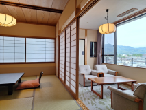 ＜2020年6月表装改装＞ 
和室8畳+6畳タイプ。次の間にシングルベッド２台が備えられ、広縁スペースにはソファセットがあり機能面も充実。伝統的な日本旅館スタイルの広々とした空間でゆっくりとした素敵な時をお過ごしください。