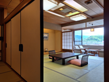 ＜本館＞和室【松】　本間12.5畳+次の間4.5畳（ベッドルーム）+前室5畳＋広縁