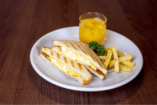 イメージ）タマゴチーズ×ポテト×オレンジの軽朝食