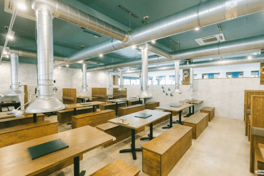 ゆったりとした屋内バイキング会場