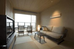 ふうか・コンセプトフロア客室［一例］　ゆったりとしたソファーに腰を下ろし優雅な寛ぎ