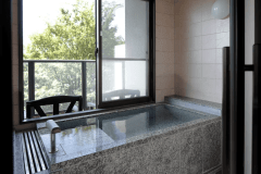 ふうか・和洋室フロア客室［一例］　全室展望温泉風呂付き、低層階ならではの深緑の庭が目を癒します