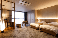 シャワールーム付のユニバーサルルームは、段差がなく使い勝手の良い客室となっております。