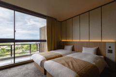 洋室にはシングルサイズのツインベッドをご用意。夕日ヶ浦の美しい景色をご覧いただけます。