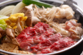 【秋】やわらかな国産牛と、食べ応え抜群の但馬鶏をすき焼きで！風味豊かなきのこもお好きなだけ召し上がっていただけます。