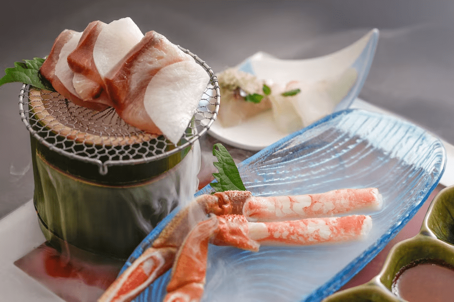 【冬・夕食】蟹刺し［一例］　演出と共に味わいください