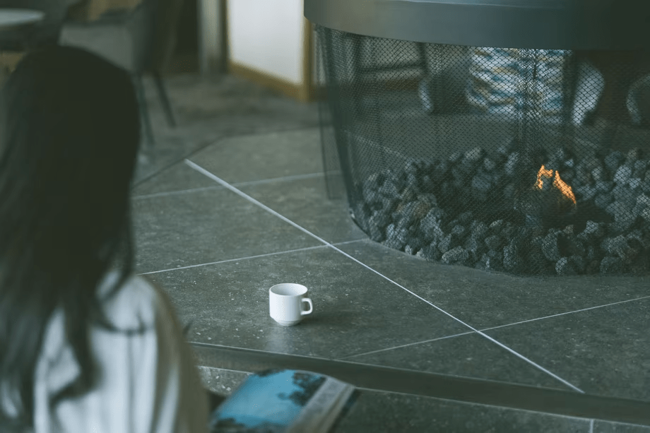 【佳松苑・ロビーラウンジ】隣接する佳松苑のロビー、暖炉の柔らかな炎と暖かなカフェでほっと一息