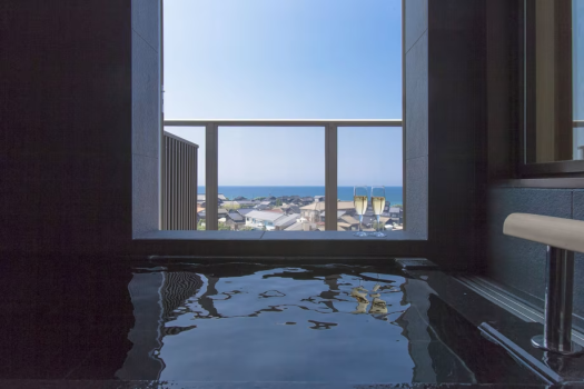 【コンセプトフロア】湯船を満たすのは「夕日ヶ浦温泉」、日本海と昔懐かしい瓦屋根の町並みを眺めます