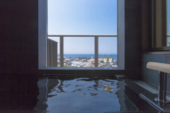 【コンセプトフロア】湯船を満たすのは「夕日ヶ浦温泉」、日本海と昔懐かしい瓦屋根の町並みを眺めます 【コンセプトフロア】湯船を満たすのは「夕日ヶ浦温泉」、日本海と昔懐かしい瓦屋根の町並みを眺めます