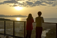 【ラウンジテラス碧-AO-】 夕日ヶ浦の名があらわす夕刻の景色は忘れられない思い出に 【ラウンジテラス碧-AO-】 夕日ヶ浦の名があらわす夕刻の景色は忘れられない思い出に