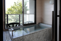 【和洋室フロア】全室展望温泉風呂付き、低層階なら緑の木々が目を癒します 【和洋室フロア】全室展望温泉風呂付き、低層階なら緑の木々が目を癒します