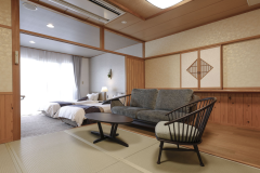 【和洋室フロア】窓辺にベッドルームと展望温泉風呂、手前に和室を配した居心地のよい空間 【和洋室フロア】窓辺にベッドルームと展望温泉風呂、手前に和室を配した居心地のよい空間