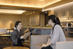 【ラウンジテラス碧－AO－】　チェックインはこちら、スタッフの温かい笑顔でお出迎え