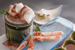 【冬・夕食】蟹刺し［一例］　演出と共に味わいください