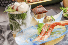 【冬・夕食】蟹刺し［一例］　演出と共に味わいください
