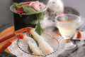 【冬・夕食】造里［一例］　タグ付き活蟹の蟹刺しは甘く引き締まった身が特徴