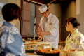 【冬・夕食】活蟹「極魅コース」では料理人が目の前で活きた蟹を捌き直接サーブ