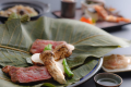 【秋・夕食】京都和牛と松茸の朴葉包み焼き［一例］秋の香り纏う和牛にオリジナル牛蒡ソースを添えて