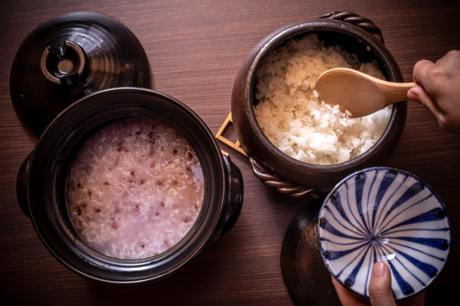 【朝餉　通年】主役は丹後こしひかり。土鍋炊きの白米と地元で育った古代米使用のおかゆをご用意しております [一例]