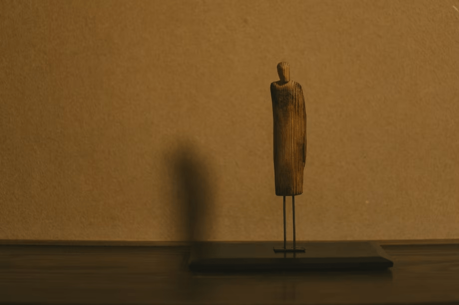 静かな佇まいの沢田英男さんの作品