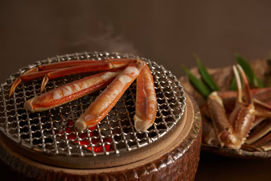 【夕餉 冬】料理人が炭火で焼いた蟹