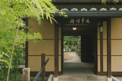 【外観】大人だけに許された静寂の空間。雑木や枯れ沢の庭に囲まれた全６棟の温泉露天風呂付き客室で、雨に感謝し雨を愉しむひとときを