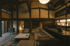 【１日一組様 特別棟】リビングは高天井が印象的などこか懐かしい雰囲気と、キッチンや暖炉、大型スクリーン＆プロジェクターを備えた機能性を兼ね備えた空間