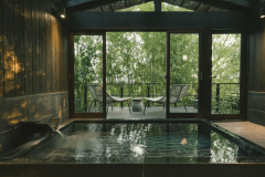 【１日一組様 特別棟】ミストサウナを備えた温泉露天風呂。湯舟の向こうには湯涼みにぴったりなデッキテラスもございます