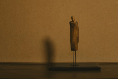 静かな佇まいの沢田英男さんの作品