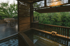 【１日五組様 一棟貸し】湯船を満たすのは「夕日ヶ浦温泉」。季節の風や草花の香り、虫の声などを愉しみながら湯あみを