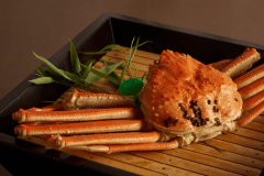 【夕餉 冬】間人蟹は、丹後・間人港に日帰り漁で揚がる松葉蟹。水揚げ量が少なく、その鮮度と甘みから“幻の蟹”と称される希少な品