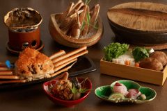 小ぶりな蟹を2杯使用した蟹尽くし。１杯は蟹しゃぶとお造りに、もう１杯は焼き蟹か蒸し蟹で召し上がっていただきます。