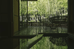 【１日五組様 一棟貸し】露天風呂の先に広がる湯上りテラスは、自然を感じる開放的な空間