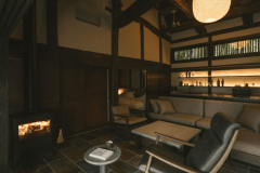 【１日一組様 特別棟】暖炉に火が灯り温かみを増したリビング。揺れる炎をゆっくり眺める静かなひとときをお愉しみください