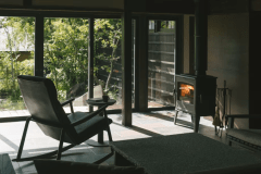 【１日一組様 特別棟】暖炉に火が灯り温かみを増したリビング。揺れる炎をゆっくり眺める静かなひとときをお愉しみください