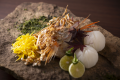 【夕餉　秋】美しい飾り包丁の入った蕪に食用菊、間人ののどぐろを塩焼きに[一例]