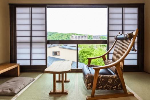 【客室】川側和室 －リバービュー－ [一例]　眼下にゆったり流れる川、その奥には自然豊かな山々が