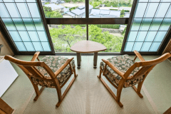 【客室】川側和室 －リバービュー－ [一例]　眼下にゆったり流れる川、その奥には自然豊かな山々が